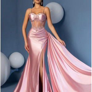 Robe de soirée à bretelles fines avec décoration appliquée, fendu et col en forme de cœur